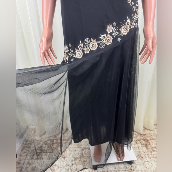 R&M Richards Elegant Black Floral Embroidered & Beaded Dress Size 8P - Picture 10 of 16